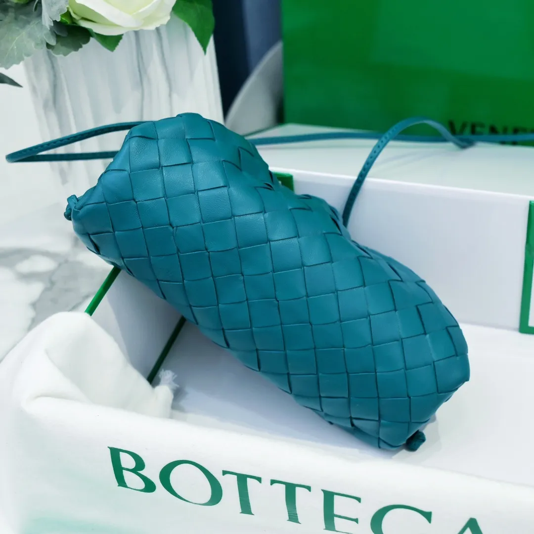 🔥🔥The counterattack of the popular Bottega Veneta started with this series of cloud bags, which went viral in the fashion circle and started a craze! Out of stock, out of stock, out of stock... One piece is hard to find, super hard to buy, regardless of age, season, or occasion. Very classy. Really, if you carry this on the road, it will turn heads! This is also the reason why this series is so expensive. Large size: 38*20*8.5cm [Big clouds and large grid weaving]